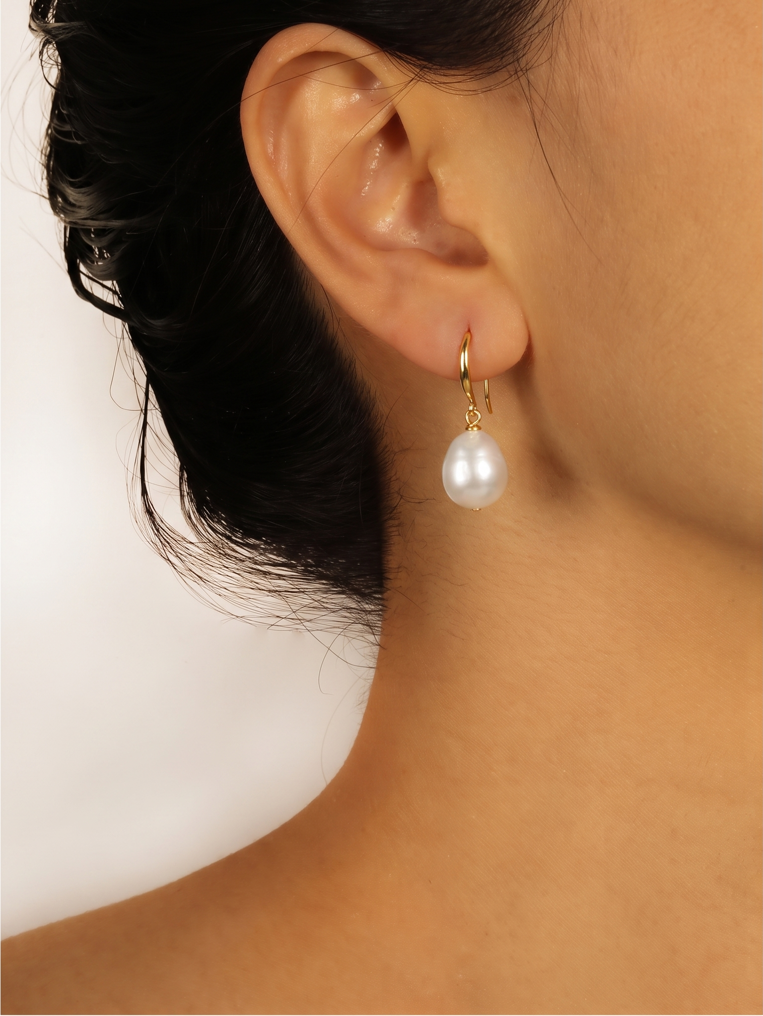 Freshwater pearl earrings with sterling silver gold plated settings