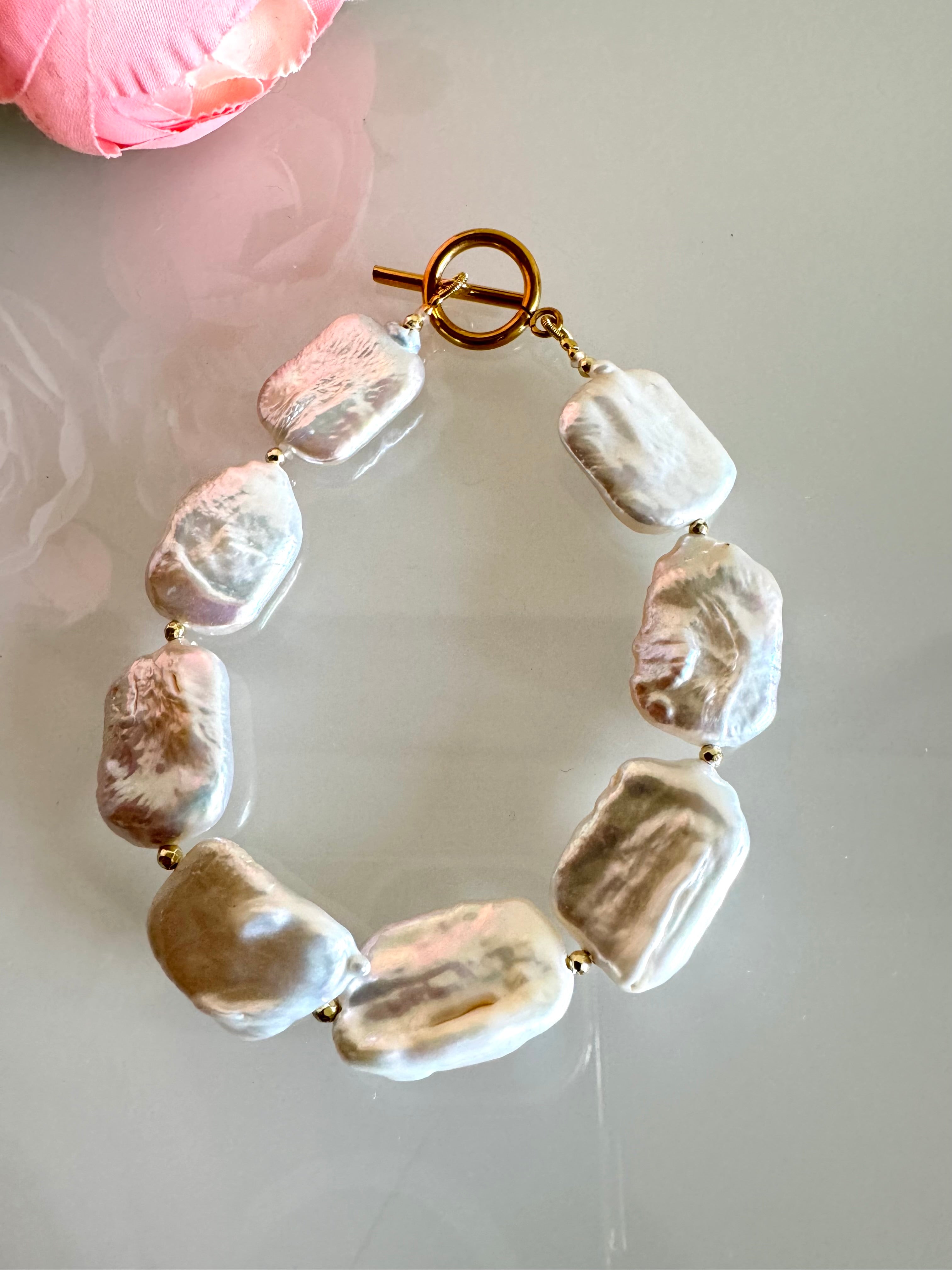 Natural freshwater pearl bracelet with stainless gold clasps (21.5cm)