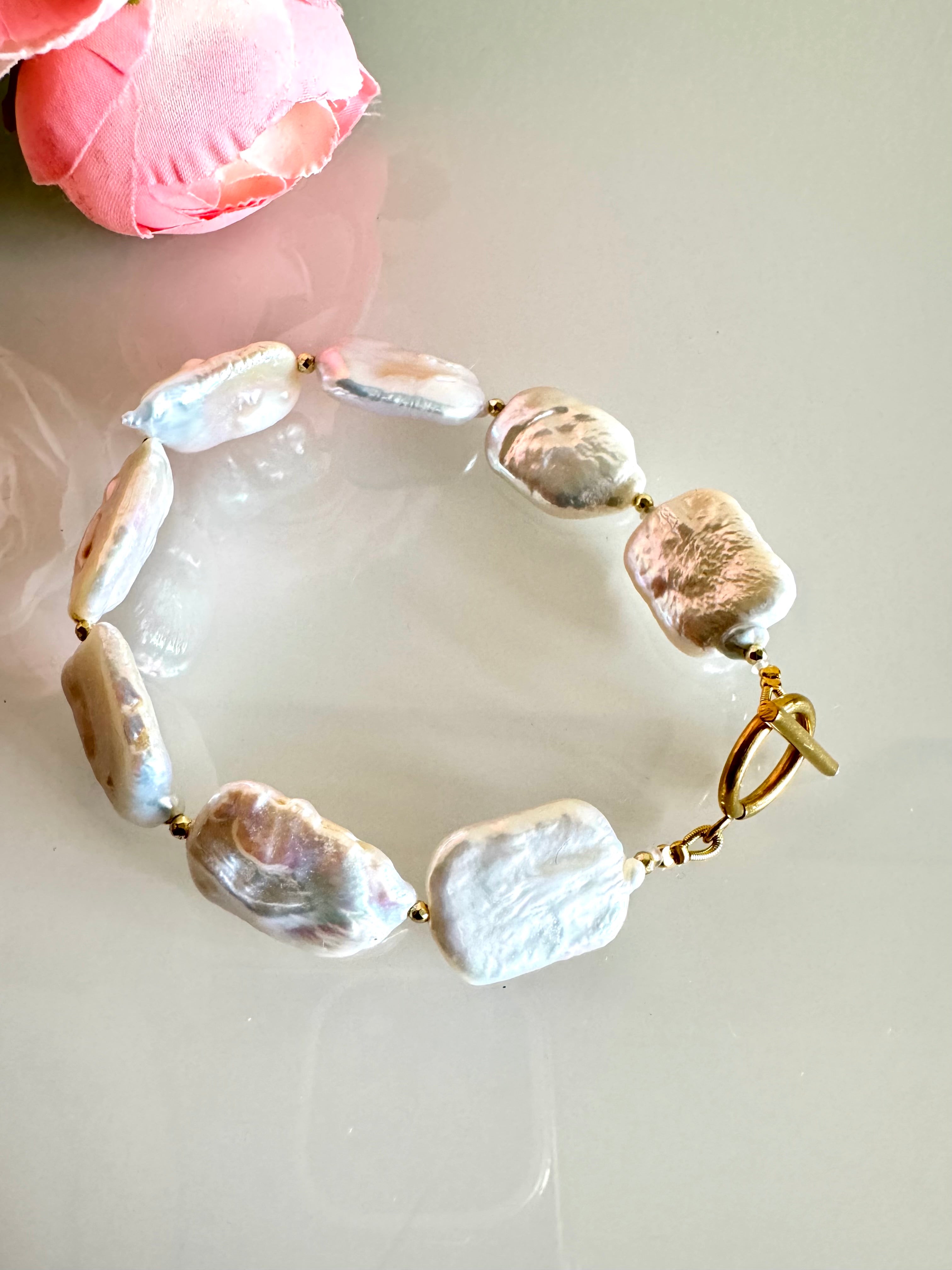 Natural freshwater pearl bracelet with stainless gold clasps (21.5cm)