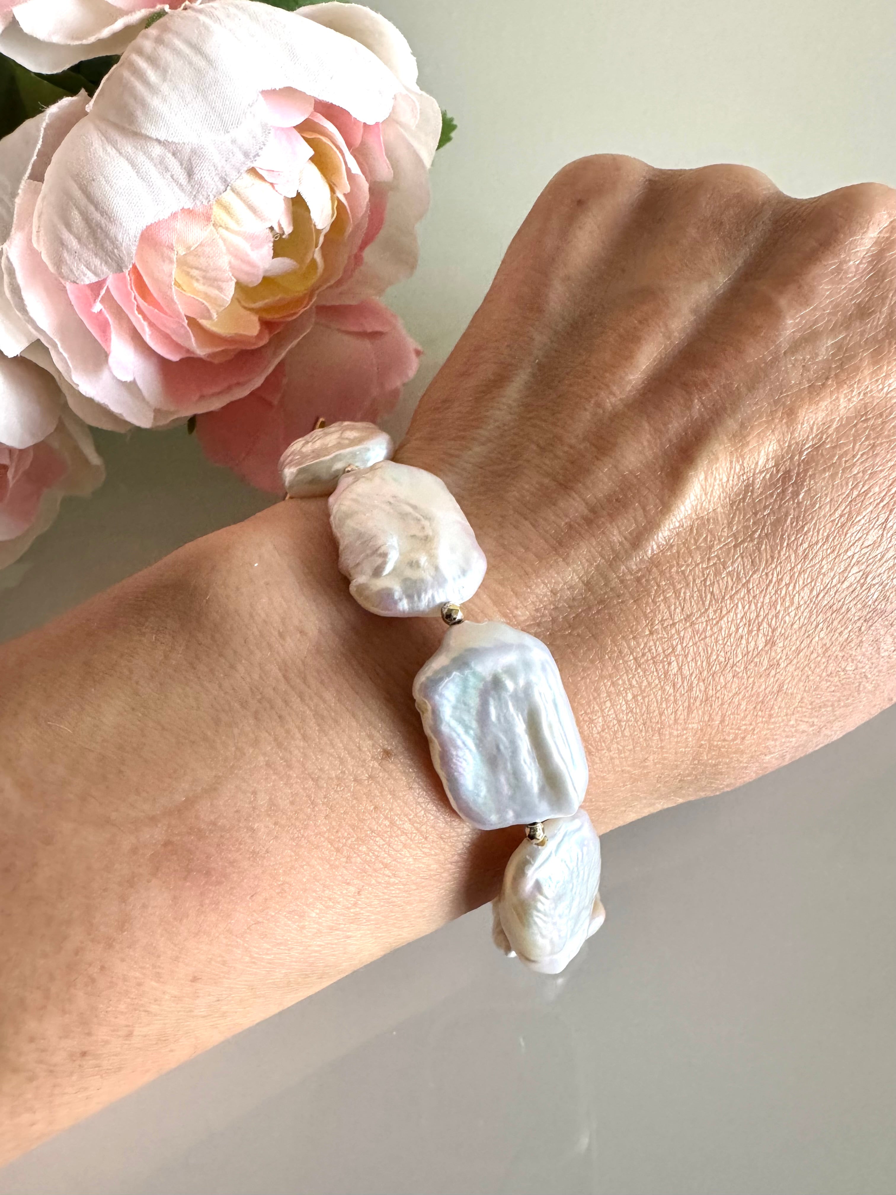 Natural freshwater pearl bracelet with stainless gold clasps (21.5cm)